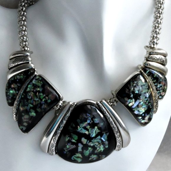 Jewelry - Chunky Lucite Embedded Shells Necklace